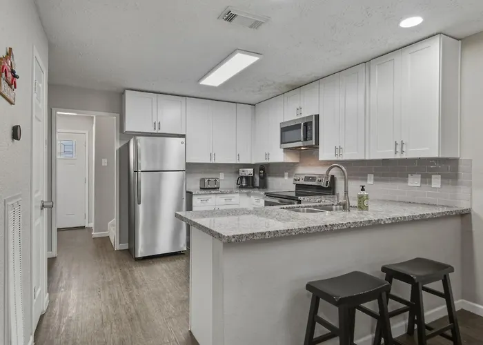 Pool Villa- Near Airport & Downtown, Fire Pit, Foosball