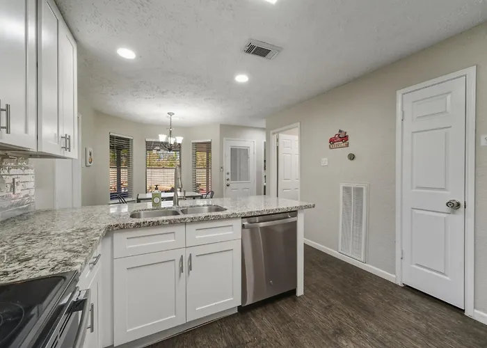 Pool Villa- Near Airport & Downtown, Fire Pit, Foosball